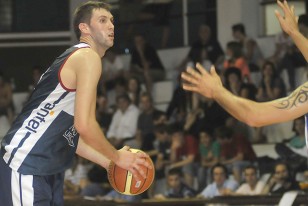 Sebastián Izaguirre, regularidad para el violeta.