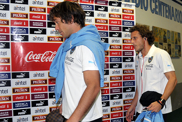 Diego Lugano y Diego Forlán ingresando al vestuario.