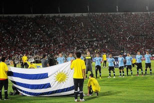 El himno uruguayo entonado en el Estadio Nacional de Santiago.