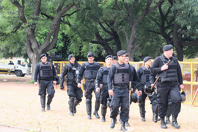 Efectivos policiales en las inmediaciones del Estadio Centenario.