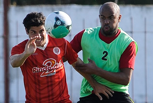 Guillermo Maidana en acción ofensiva seguido por Caue Fernandes en el  partido amistoso. 