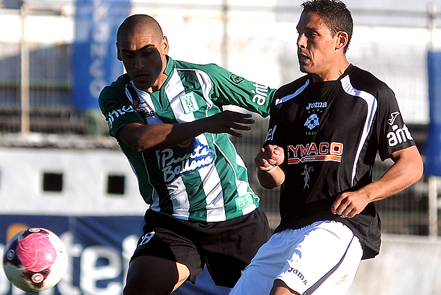 Diego Zabala y Jonathan Sandoval van en busca del balón.