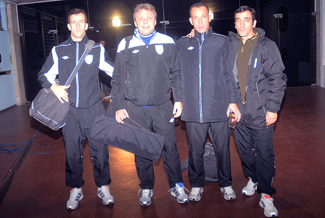 Los árbitros en el Estadio Centenario con Martín Vázquez encargado del partido entre aurinegros y violetas.