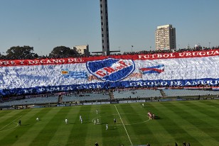 La bandera más grande del mundo cubriendo las tribunas del Estadio Centenario.