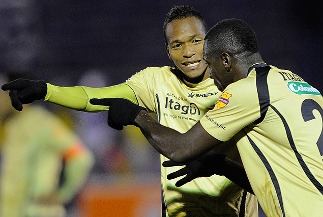 Los futbolistas colombianos con guantes de abrigo en noche primaveral en nuestra capital.