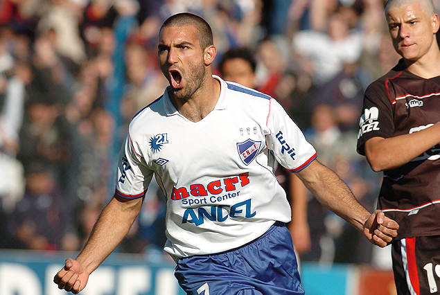 Martín Cauteruccio se llena la boca de gol. Fue el día de la goleada alba 6 a 1 el 30 de octubre del 2010, en el Parque Central. El "Caute" hizo dos ese día.