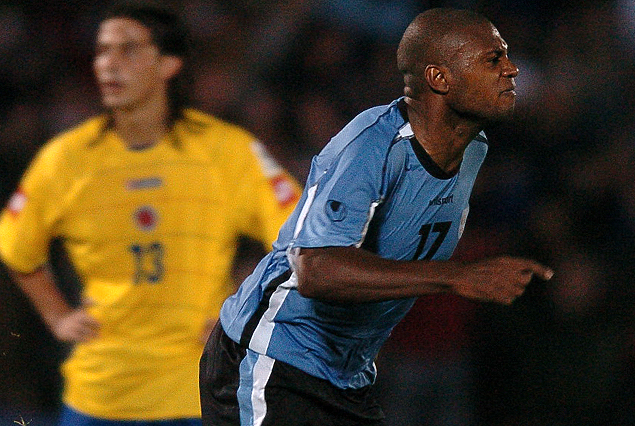 Marcelo Zalayeta festeja uno de los tres goles en una noche memorable para el hoy delantero de Peñarol. Fue el 4 de setiembre, del 2005.