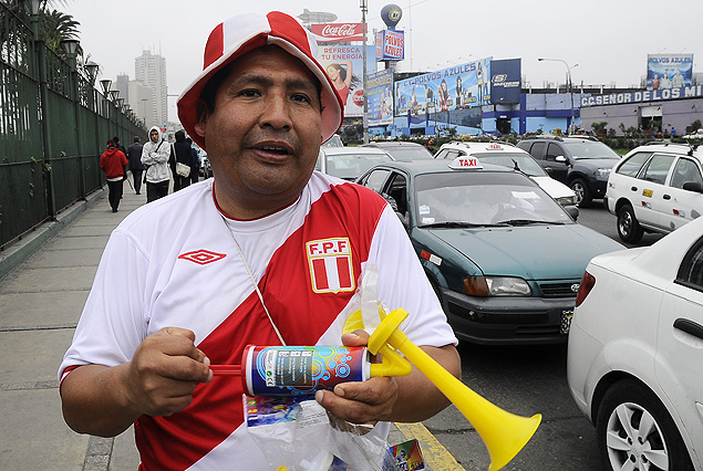 El peruano y su corneta, uno de los tantos incaicos que aguardan para ingresar, aunque falta un rato todavía para que se abran las puertas.