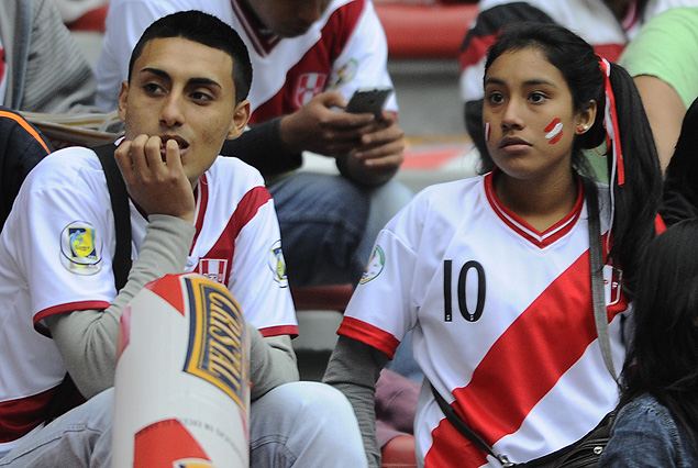 Los hinchas peruanos comienza a poblar las tribunas del estadio Nacional.