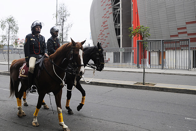 La policía montada peruana en las inmediaciones del estadio Nacional limeño. 