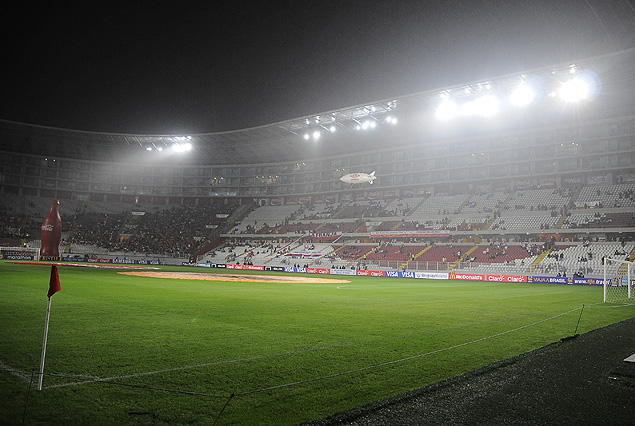 La lluvia se hizo presente en el estadio Nacional que ya encendió la red lumínica.