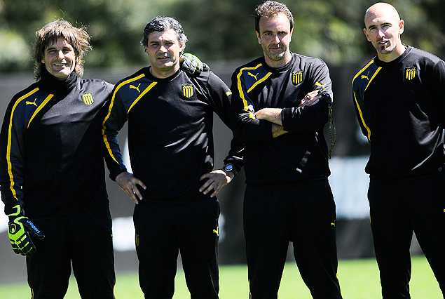 El cuerpo técnico en pleno: Oscar Ferro (entrenador de arqueros), Jorge Goncalvez (entrenador), Diego Tchakidjian (preparador físico) y Nicolás Rotundo (técnico asistente).