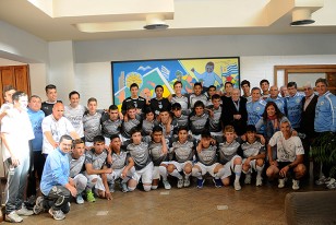 Los integrantes de la Seleccion Sub-15 posan junto a Páez Vilaró delante del mural.