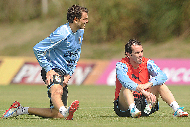 Christian Stuani y Diego Godin el lunes en el Complejo Uruguay Celeste donde hubo repaso de la pelota quieta con el equipo confirmado. 