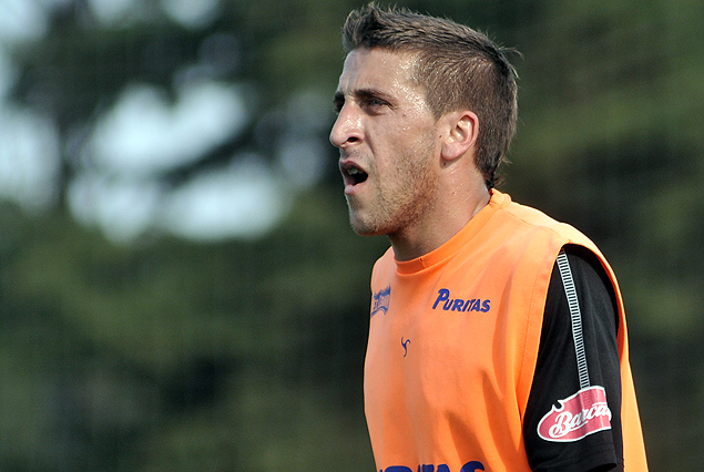 Andrés Ravecca en el lateral derecho de Liverpool. 