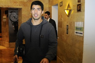 Luis Suárez en el sub-suelo del Hotel rumbo al comedor donde lo esperaba Tabárez.