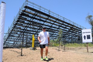 Juan Pedro Damiani en el predio donde se construirá el estadio aurinegro. 