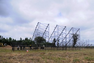 Los andamios en la infraestructura de la construcción del Estadio de Peñarol en la Ruta 102. 