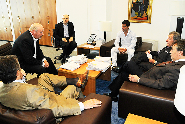 Fernando Morena de espaldas, Homero Guerrero, Secretario de Presidencia, Pablo Nieto, Antonio Pacheco, Juan Pedro Damiani y Alvaro Alonso en la Torre Ejecutiva.