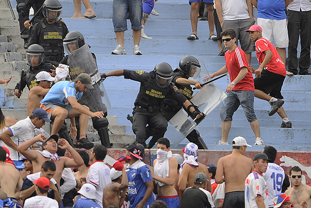 Los incidentes registrados en la tribuna Colombes entre la policía y un grupo de parciales de Nacional.