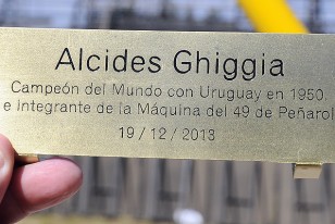 La placa en honor de Alcides Edgardo Ghiggia, campeón de Maracaná e integrante de la "Máquina del '49".