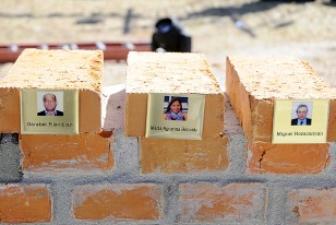 Los nombres y fotografías de los palquistas sorteados prontos para ser colocados en la "Plaza de la Gloria".