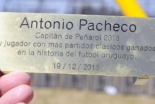 La placa de Antonio Pacheco, actual capitán e ídolo aurinegro.