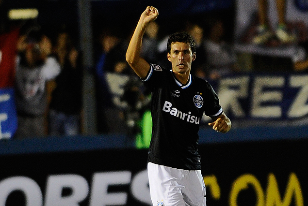 El paraguayo Cristian Riveros con el puño cerrado festeja el gol de Gremio.