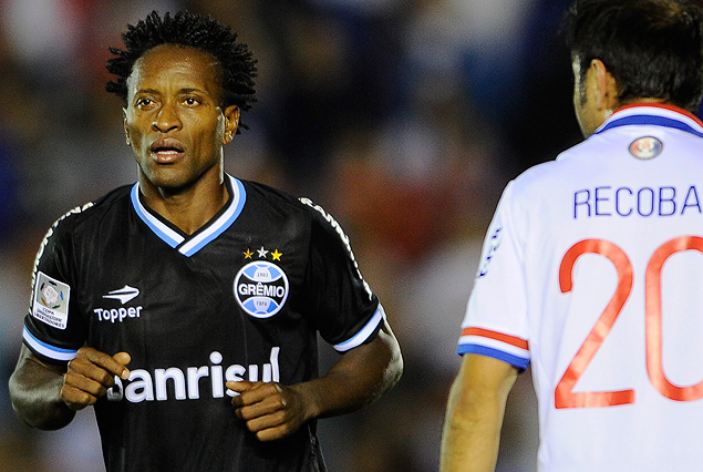 Zé Roberto y Alvaro Recoba en cancha, dos enormes jugadores. 