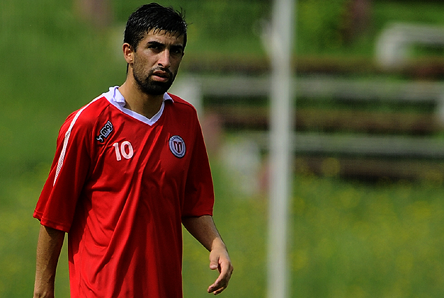 Michael Santos en carrera al ataque. 