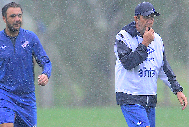 Alvaro Recoba hizo media hora de fútbol y estará a la orden de Gerardo Pelusso. 