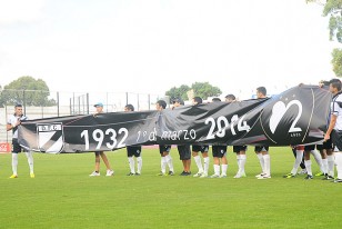 Los jugadores de Danubio exhibiendo la pancarta por el cumpleaños 82° de la institución de la Curva de Maroñas.