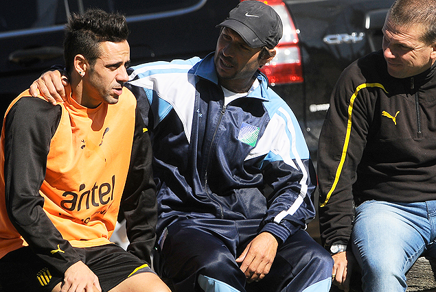 Estoyanoff, Diego Tito y "Bomba" Villar en un aparte del entrenamiento. 