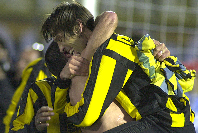 Luis Romero festeja su primer gol clásico del nuevo siglo con Gabriel Cedrés. Se dio el 6 de mayo, del 2001.