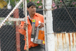 El cafetero entró a la cancha por el portón y siguió a la Tribuna visitante del Méndez Piana.