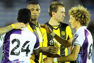 "Maxi" Pérez, ex Peñarol, en el saludo a Marcelo Zalayeta y Carlos Valdez.