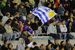 La bandera uruguaya flameando en la tribuna América. Defensor Sporting orgullo de Uruguay en la Copa Libertadores.