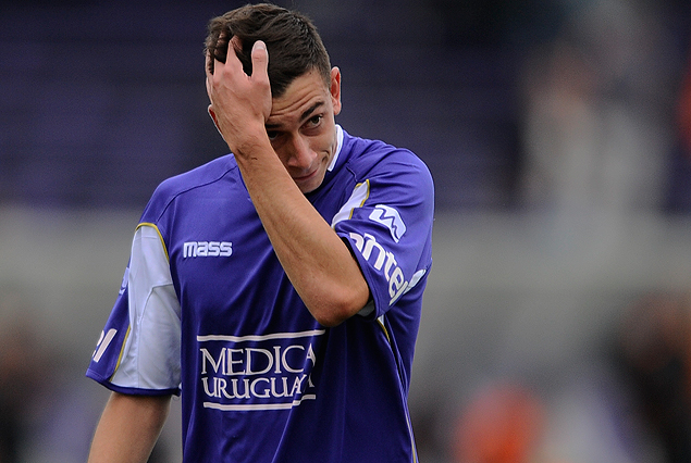 El juvenil Facundo Castro y  el lamento de la expulsión en el final del partido. 