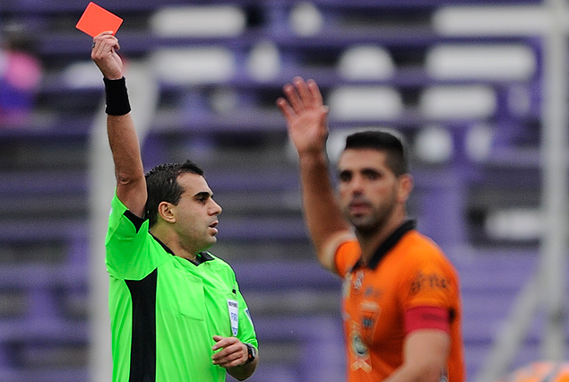 El árbitro Christian Ferreyra en la roja al zaguero Edgar Martínez.