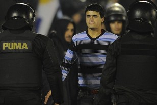 El "besuqueiro" tras besar a Cavani es retirado de la cancha.