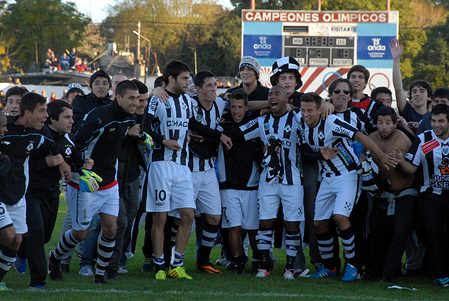 La fiesta en la cancha. Desde Florida arrancó el grito de "Campeón" que recorrió las entrañas del fútbol uruguayo. 