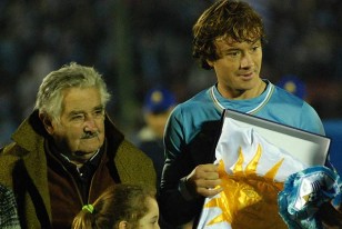 El Presidete Mujica le entregó el Pabellón Patrio a Diego Lugano.