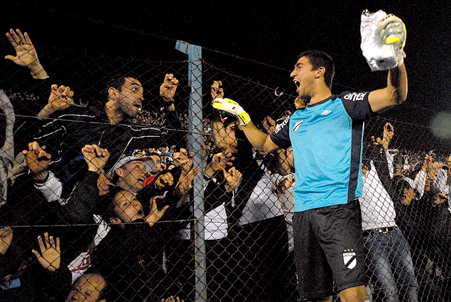 Salvador Ichazo festeja junto la hinchada danubiana.