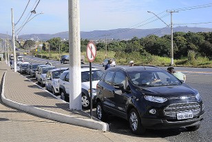 Larga cola de autos de la prensa aguardando fuera para entrar a la práctica de Uruguay