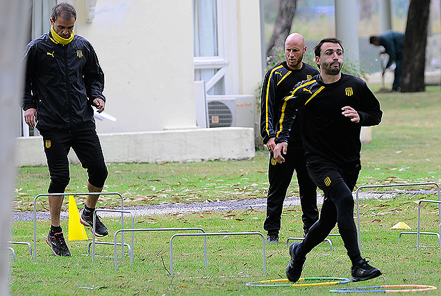 Emiliano Albin en el entrenamiento de Peñarol en Solanas; el representante anunció que el lateral tendrá nuevo destino. 