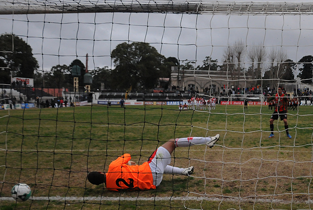 Diego Barboza convierte el penal decisivo para que el Picapiedra ascienda a Primera División.