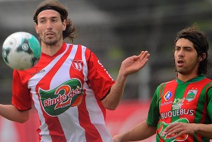 Rodrigo Canosa se adelanta y se queda con el balón ante la atenta mirada de Sebastián Gularte.