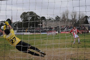 Bernardo Long contiene el primer penal de la definición a Gonzalo Curbelo