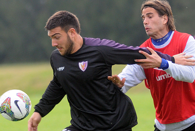 Lucas Cavallini busca escapar a la marca que impone Renzo Pozzi en el amistoso disputado entre Danubio y Fénix. 