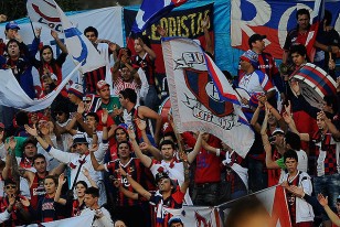 El centenar de hinchas de Cerro Porteño en la tribuna Ghierra.